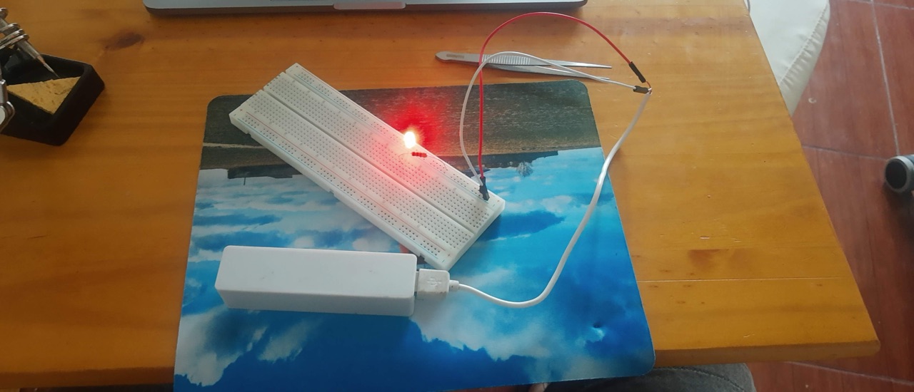 Primeros Pasos en Electrónica: Un Viaje de Luces, Pulsos y Puertas